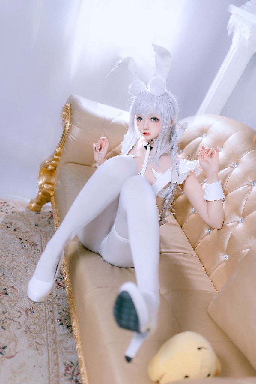 美女被男人撕衣舔胸