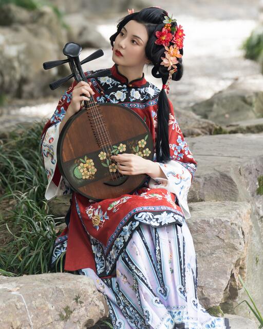 親嘴扒胸摸屁股激烈視頻